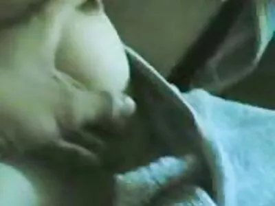 ਉਸ ਦੇ ਸਰੀਰ 'ਤੇ ਇੱਕ ਪਤਲੀ ਪ੍ਰੇਮਿਕਾ ਅਤੇ ਕਮ Fucked