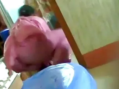 ਲਵਲੀ ਚਿਕ ਮੈਨੂੰ ਡਰੈਸਿੰਗ ਰੂਮ ਵਿੱਚ ਉਡਾਉਂਦੀ ਹੈ