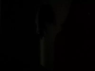 ਉਸ ਦੇ MILF ਯੋਨੀ ਨੂੰ ਚੌੜਾ ਫੈਲਾਉਣਾ