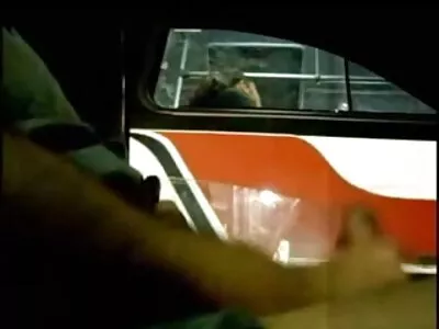 ਵਾਈਬ੍ਰੇਟਰ ਇੱਕ ਤੰਗ ਚੂਤ ਦੀ ਮਾਲਸ਼ ਕਰਦਾ ਹੈ