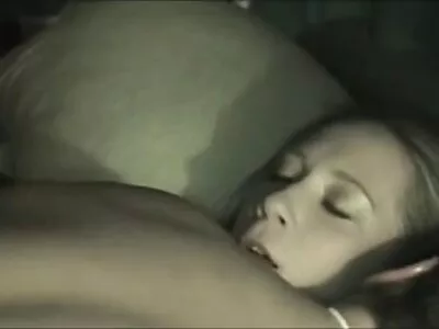 ਮਿਮੀ ਆਪਣੇ ਡਿਲਡੋ ਨਾਲ ਖੇਡ ਰਹੀ ਹੈ