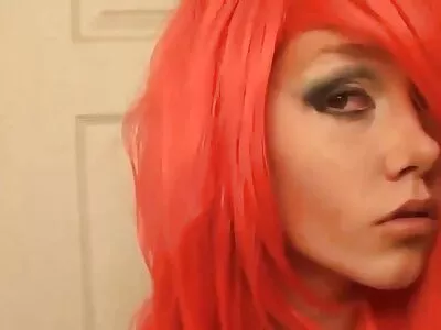 ਇੱਕ slut ਉਸ ਦੀ cunt ਵਿੱਚ fucked ਹੈ