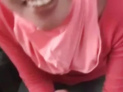 ਕੁੜੀ ਆਪਣੇ ਖੋਤੇ ਵਿੱਚ ਵੱਡੀ ਡਿੱਕ ਲੈਂਦੀ ਹੈ