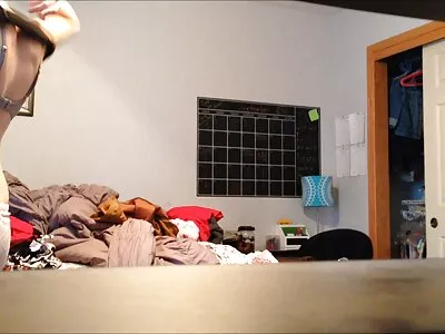 Cute ਬੇਬੀ ਇੱਕ dildo ਨਾਲ ਉਸ ਦੇ ਗੁਦਾ fucks