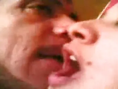 ਬਹੁਤ ਬੰਦ ਚੂਤ ਫਲੋਗਿੰਗ